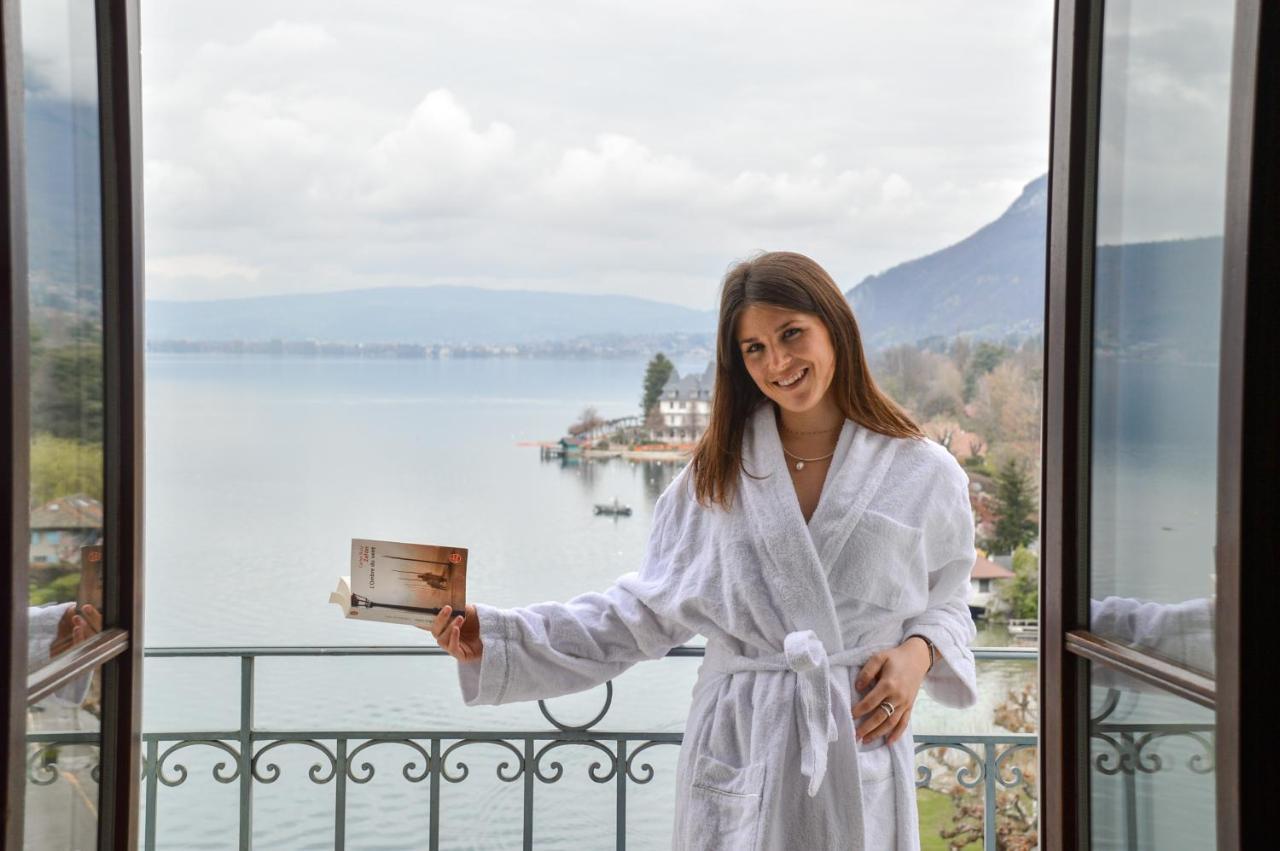 ホテル ル パラス ド モントン マントン・サン・ベルナール エクステリア 写真 A woman wearing a bathrobe