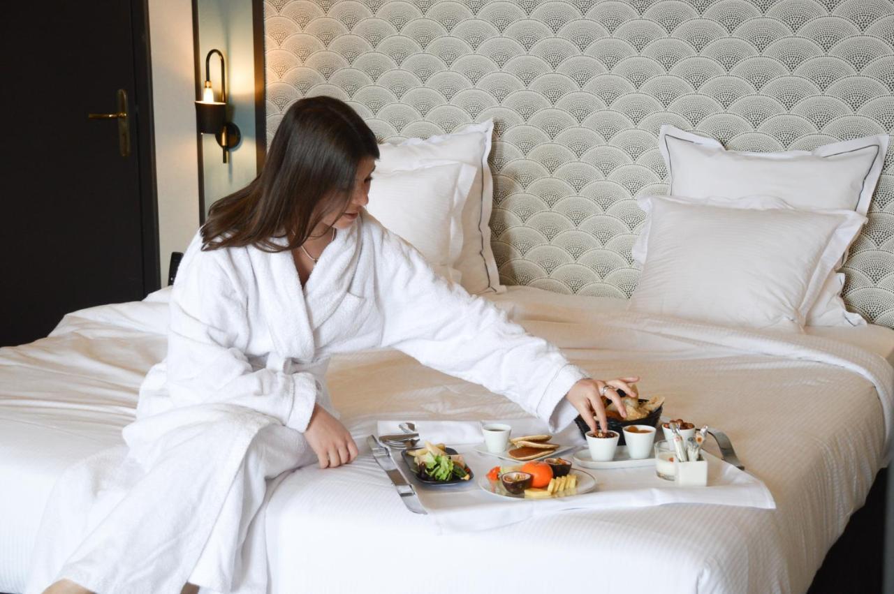 ホテル ル パラス ド モントン マントン・サン・ベルナール エクステリア 写真 Room service