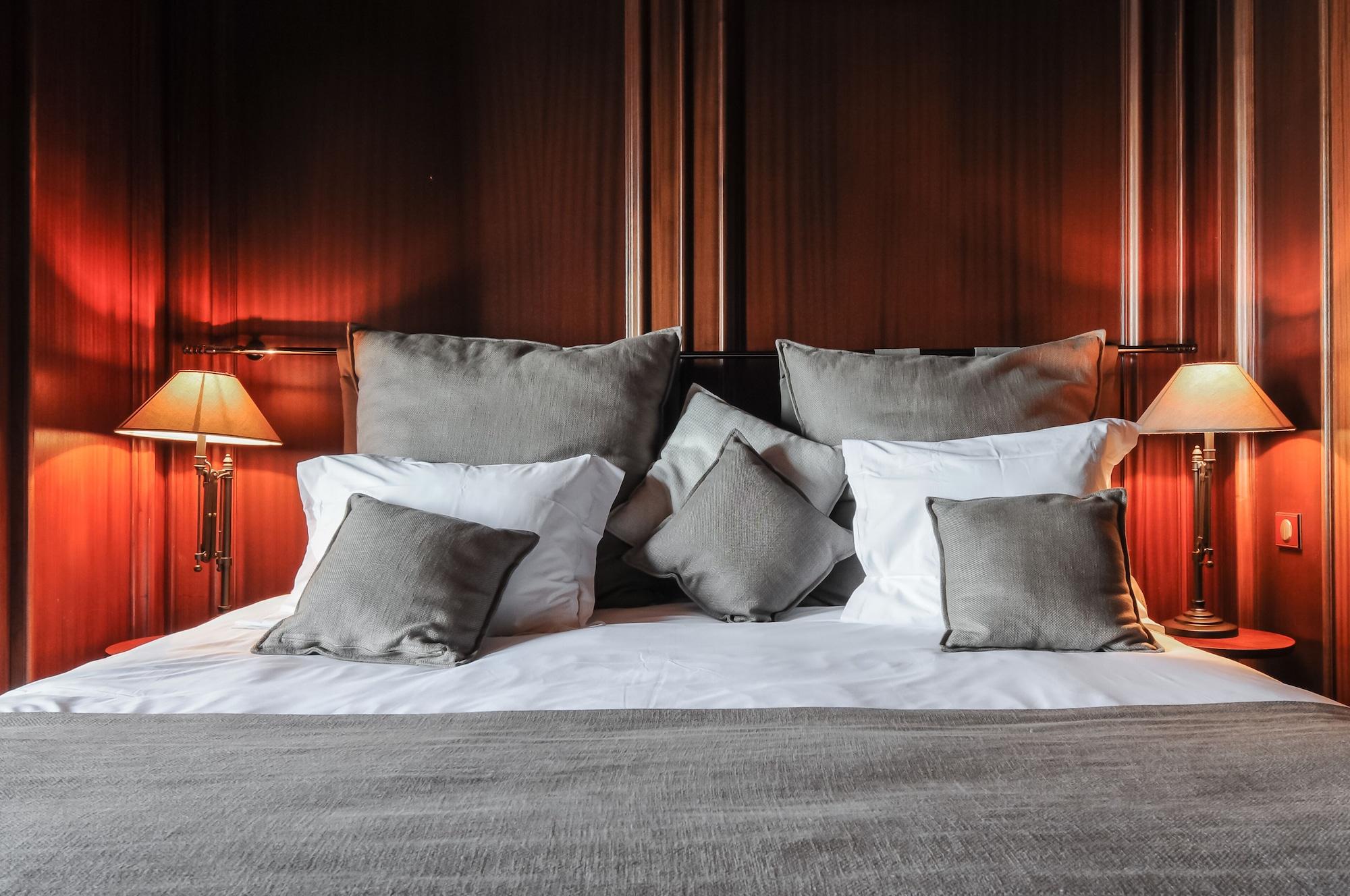 ホテル ル パラス ド モントン マントン・サン・ベルナール エクステリア 写真 A bed with cushions