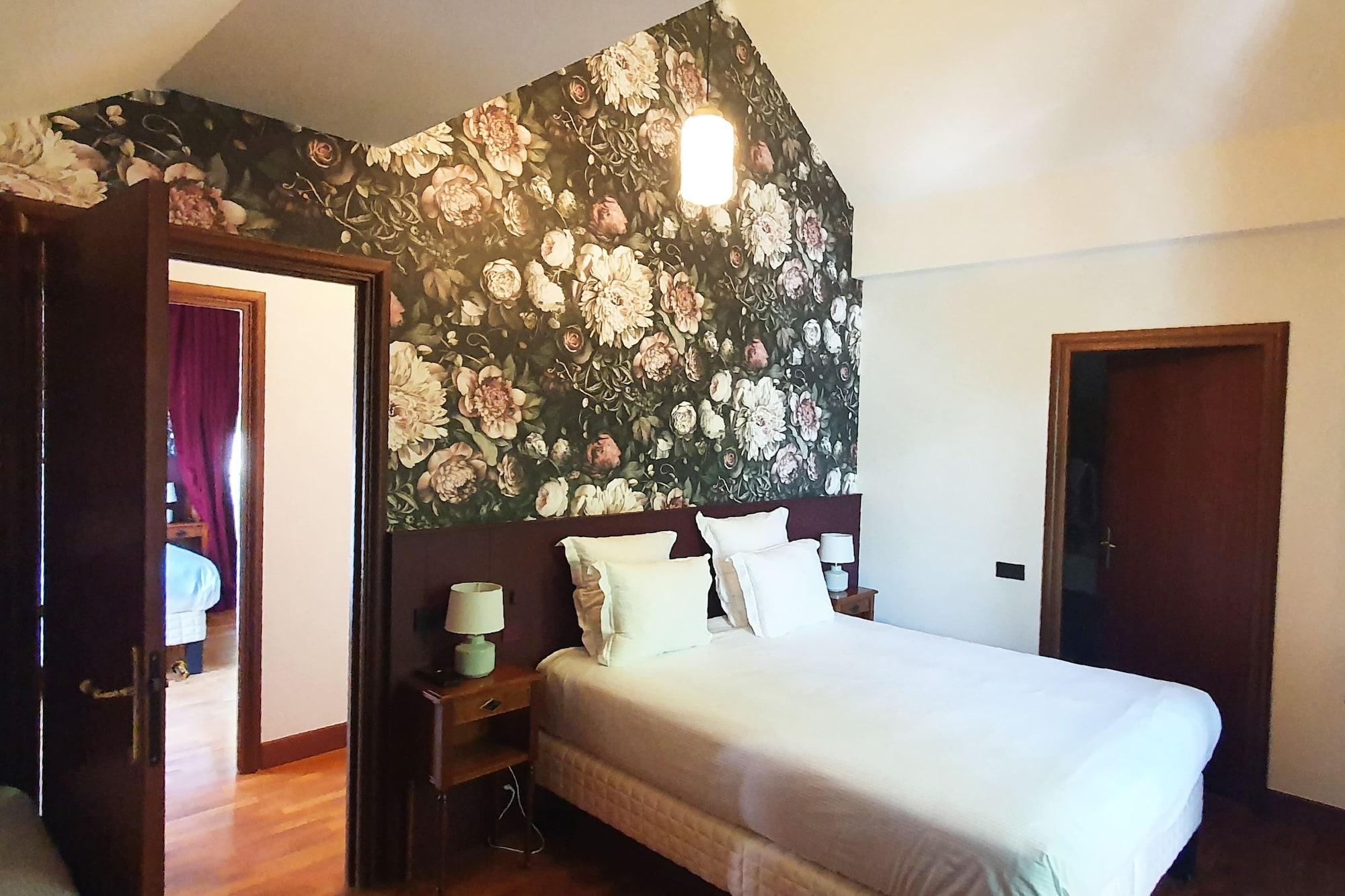 ホテル ル パラス ド モントン マントン・サン・ベルナール エクステリア 写真 A bedroom at the hotel