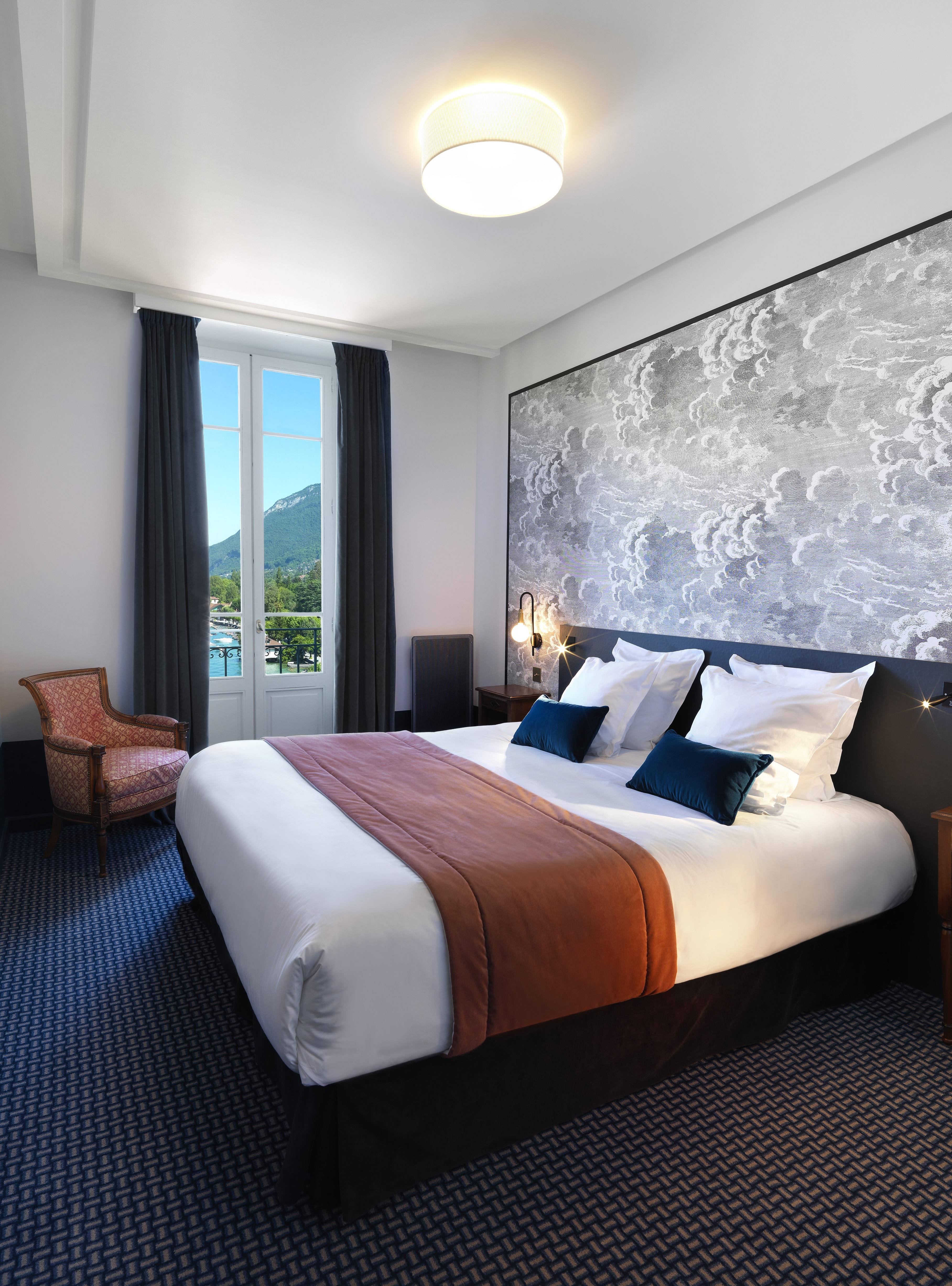 ホテル ル パラス ド モントン マントン・サン・ベルナール エクステリア 写真 A room at the hotel