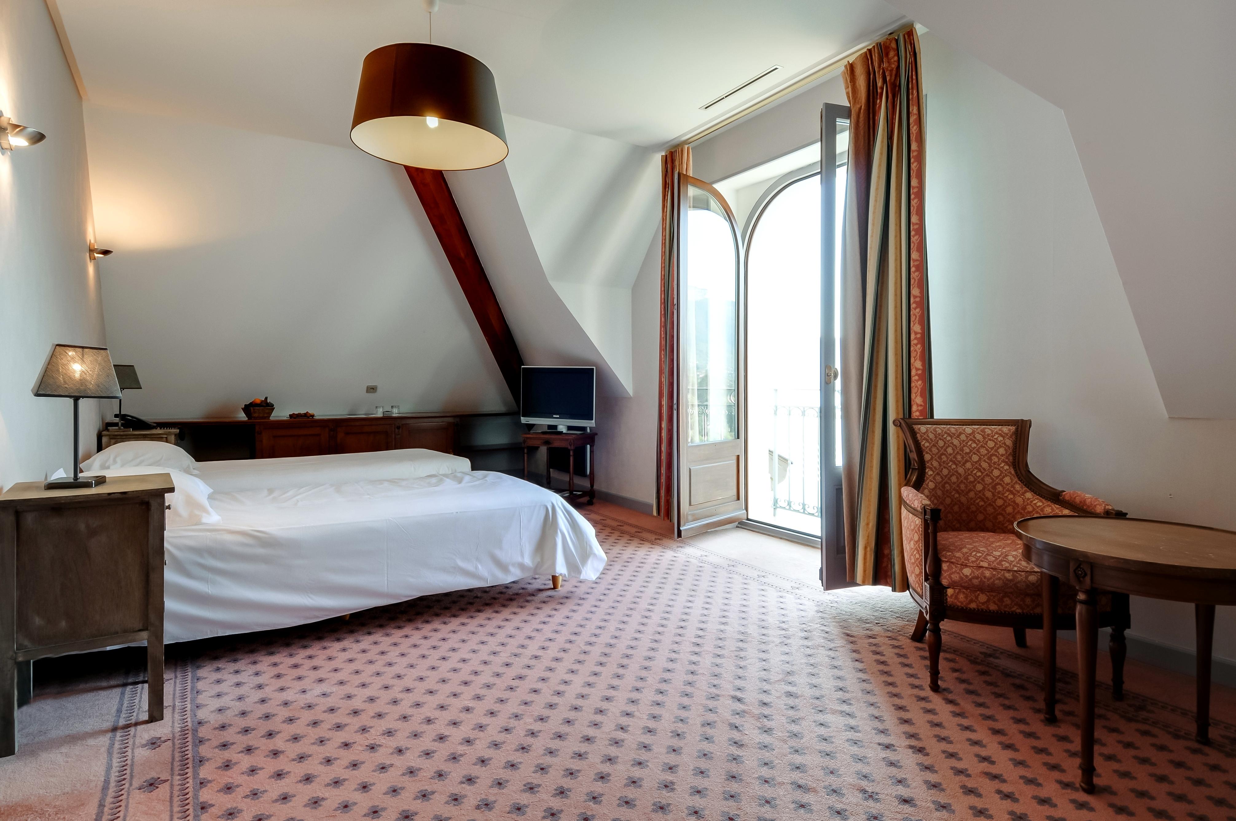 ホテル ル パラス ド モントン マントン・サン・ベルナール エクステリア 写真 A room at the hotel