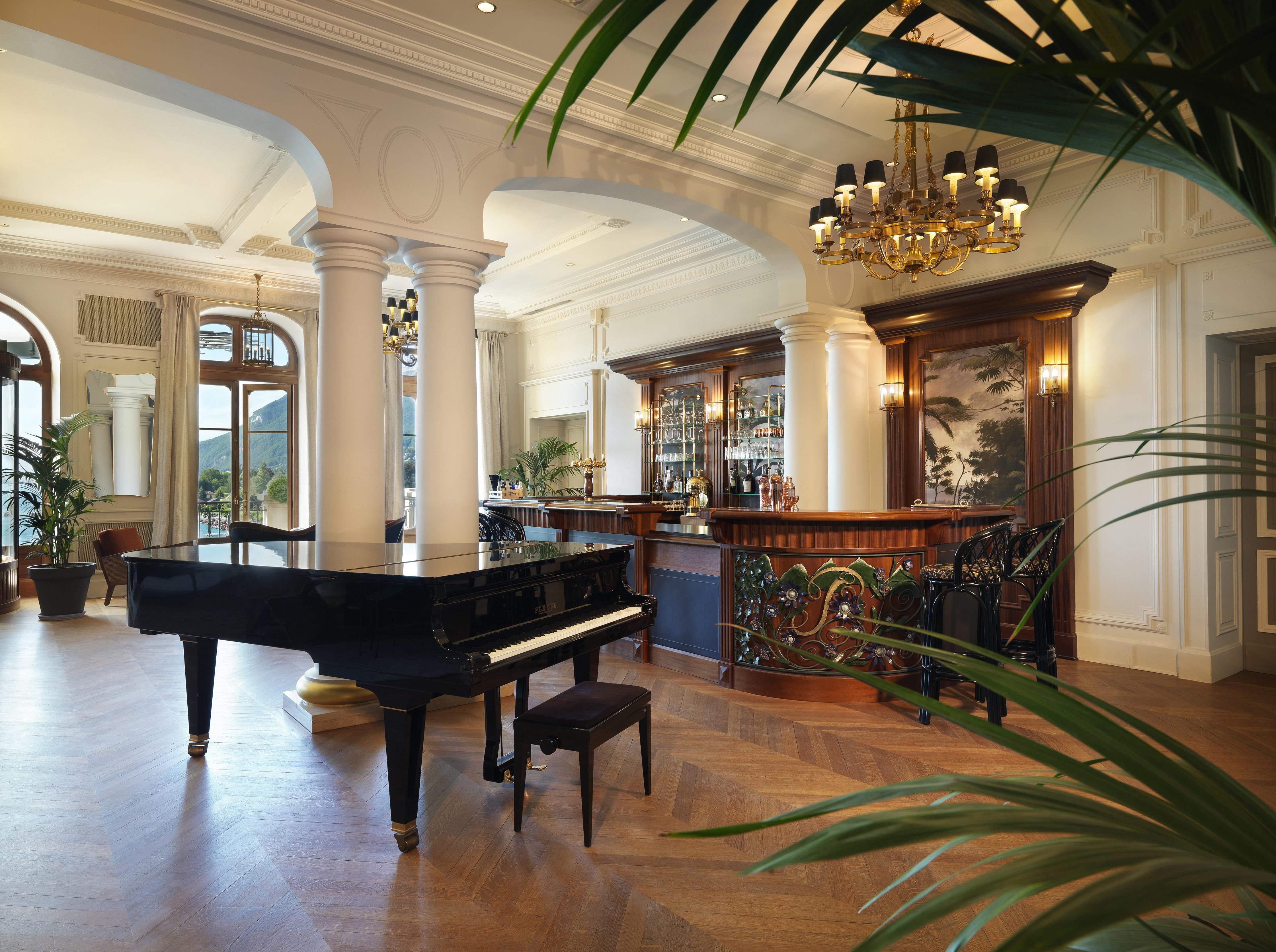 ホテル ル パラス ド モントン マントン・サン・ベルナール エクステリア 写真 The lobby of the hotel