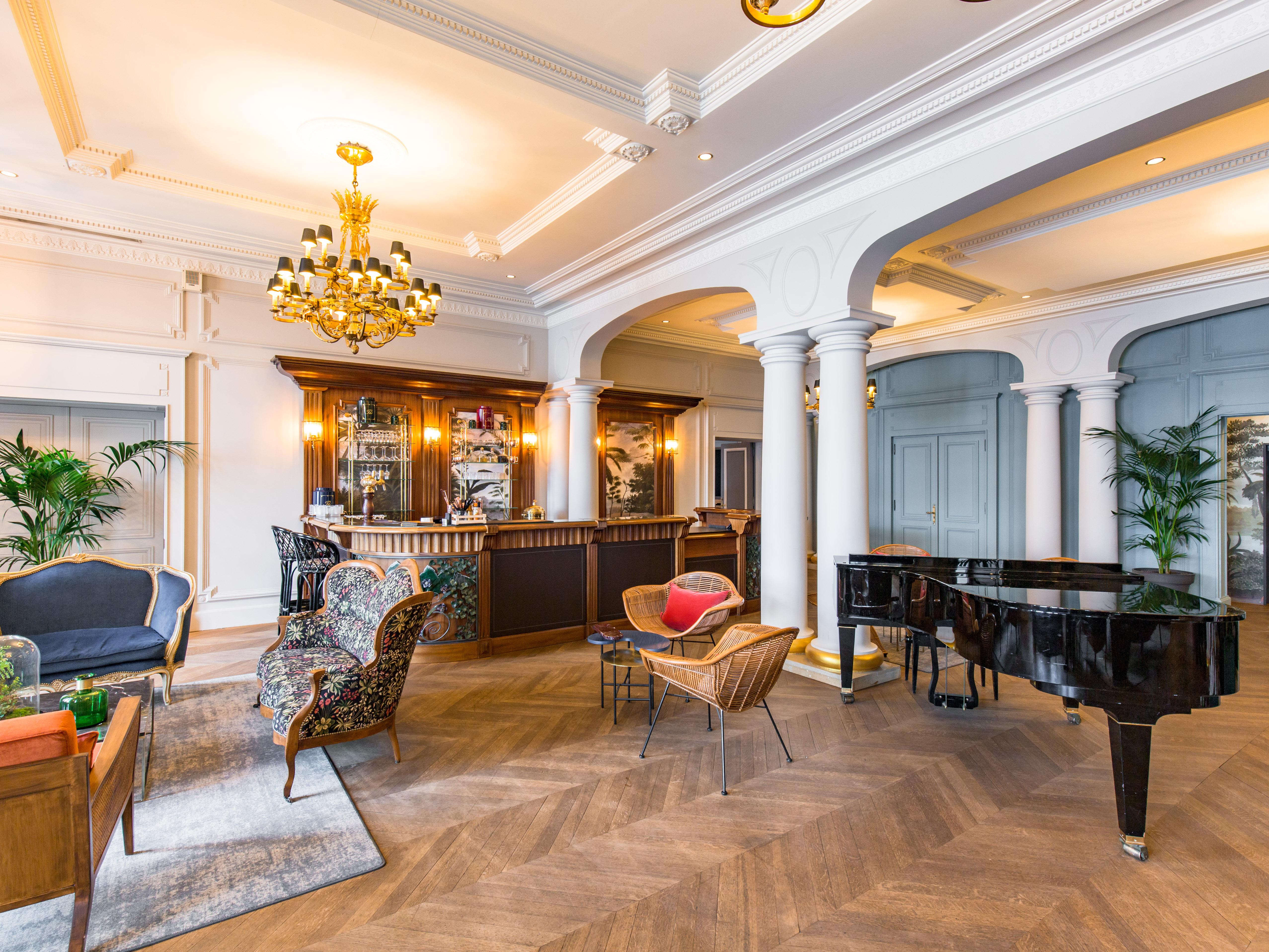 ホテル ル パラス ド モントン マントン・サン・ベルナール エクステリア 写真 The interior of the hotel