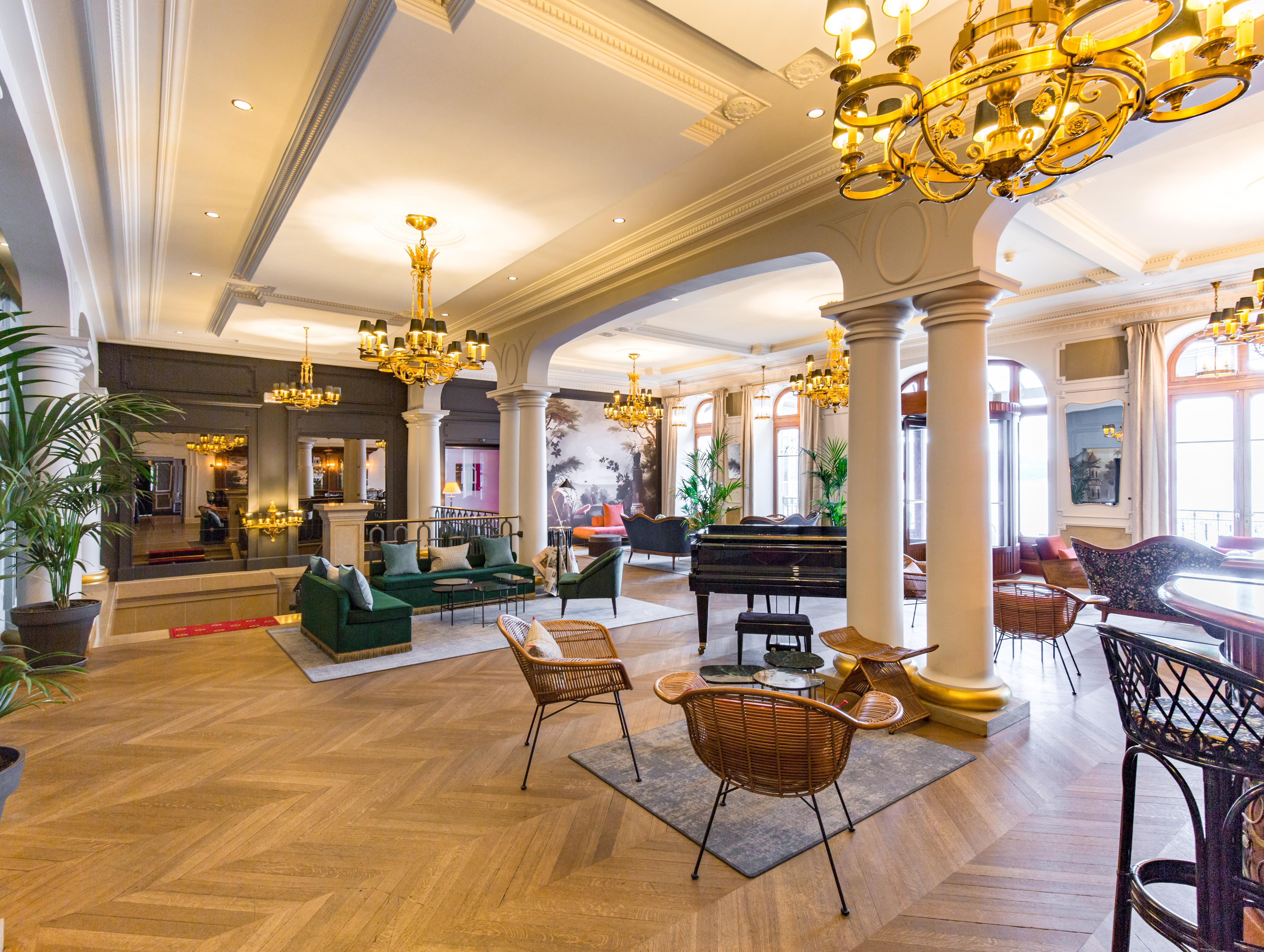 ホテル ル パラス ド モントン マントン・サン・ベルナール エクステリア 写真 The lobby of the hotel