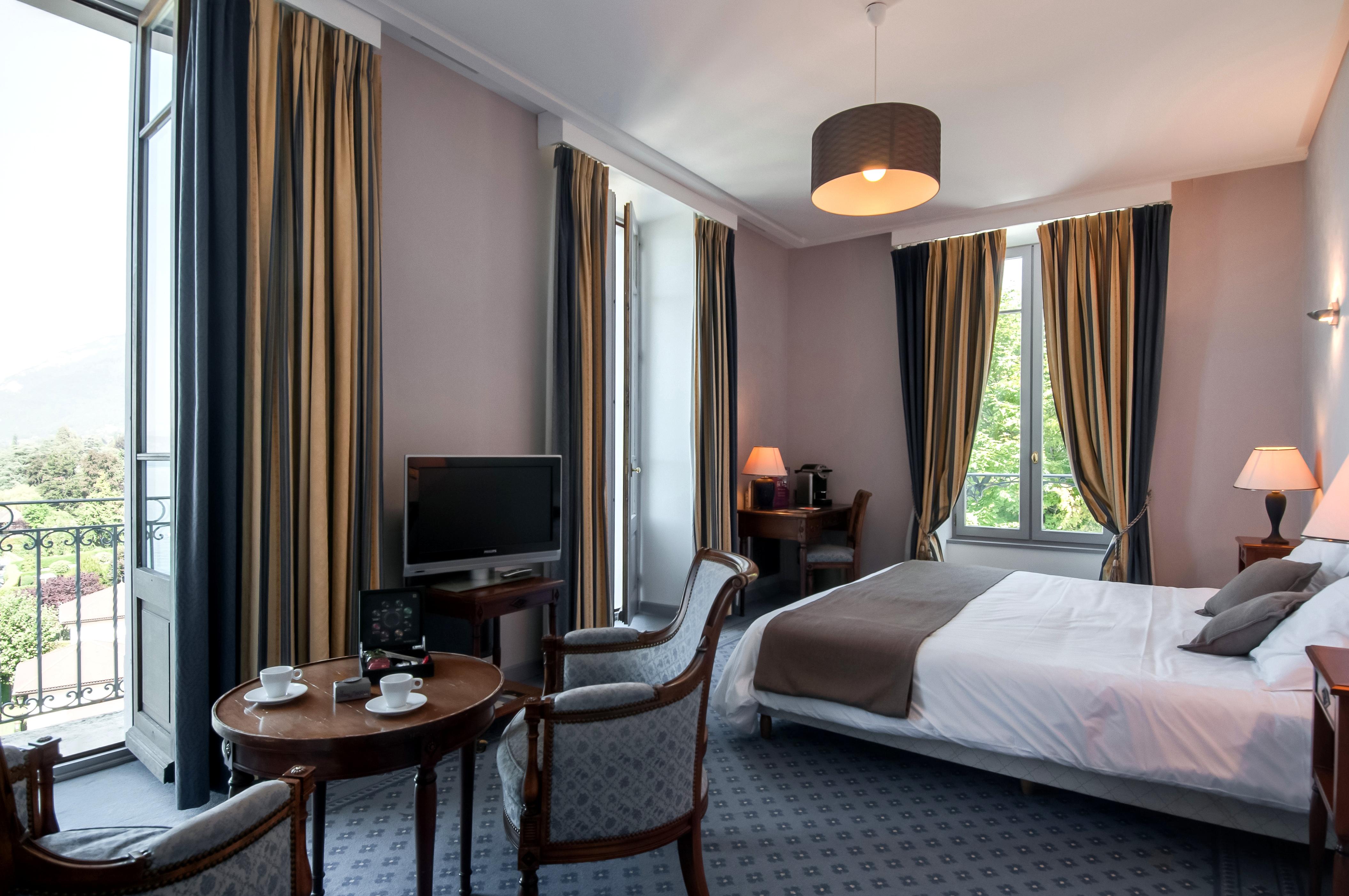 ホテル ル パラス ド モントン マントン・サン・ベルナール エクステリア 写真 A room at the hotel
