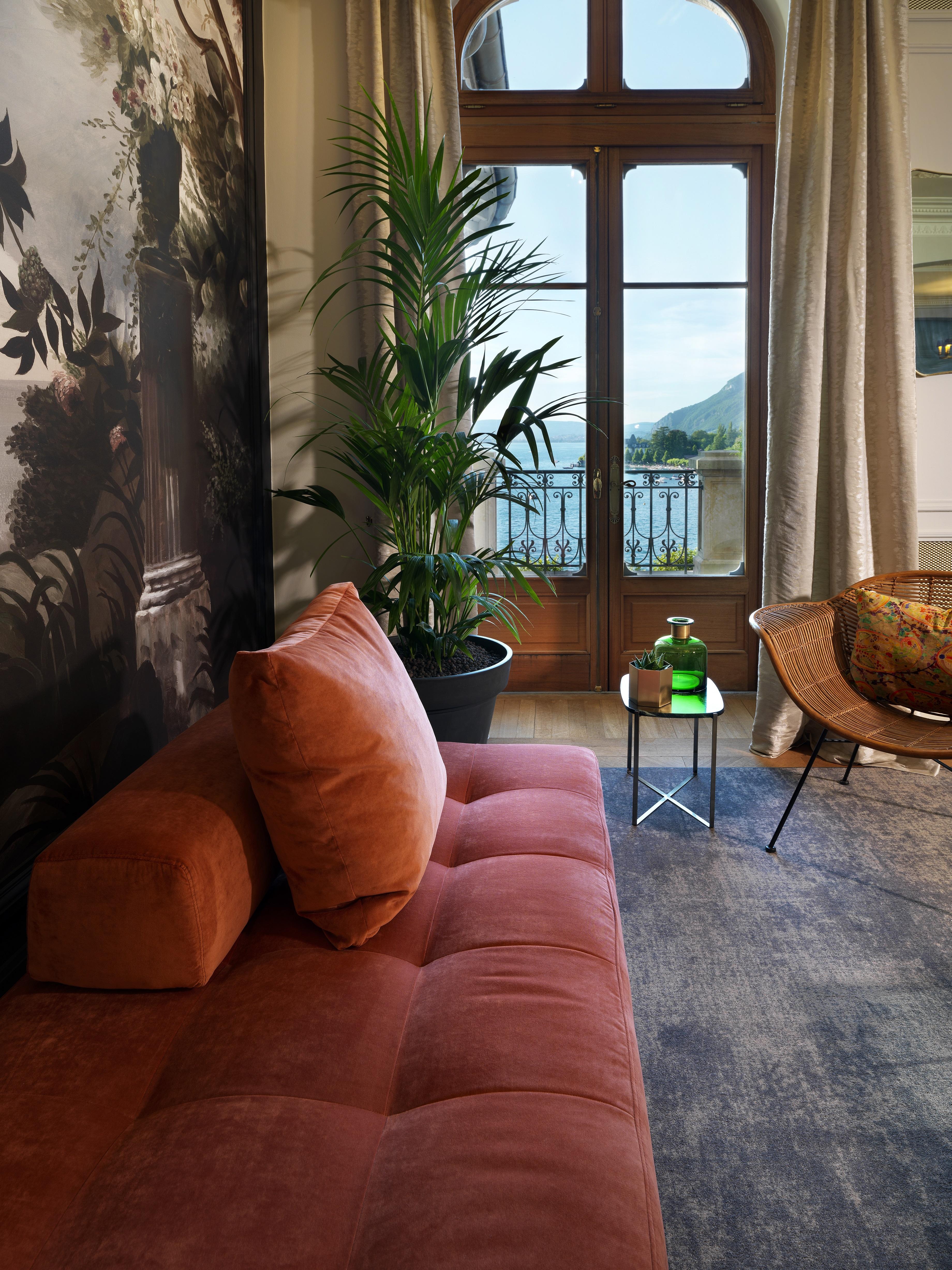 ホテル ル パラス ド モントン マントン・サン・ベルナール エクステリア 写真 A living room with a view of the sea