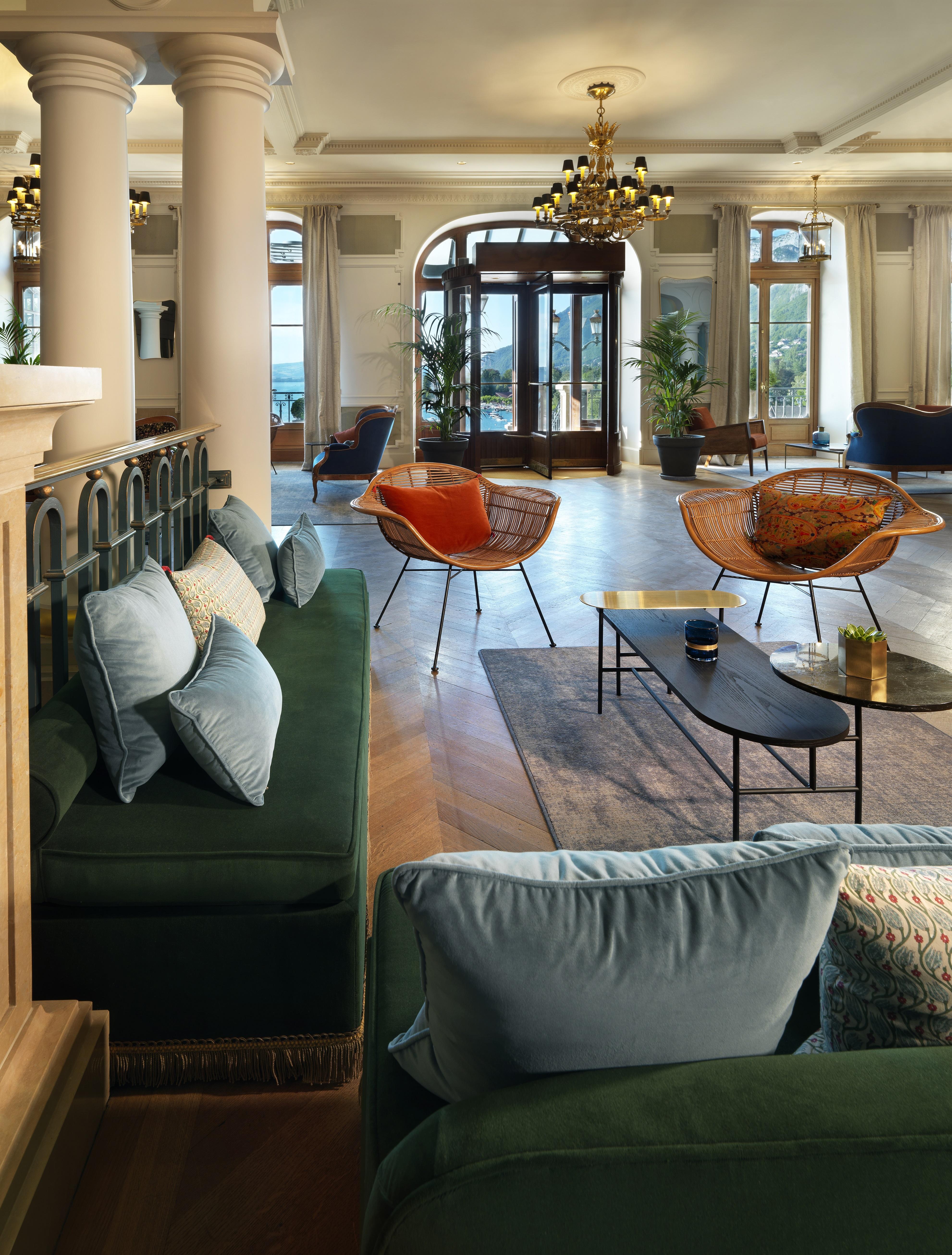 ホテル ル パラス ド モントン マントン・サン・ベルナール エクステリア 写真 The lobby of the hotel