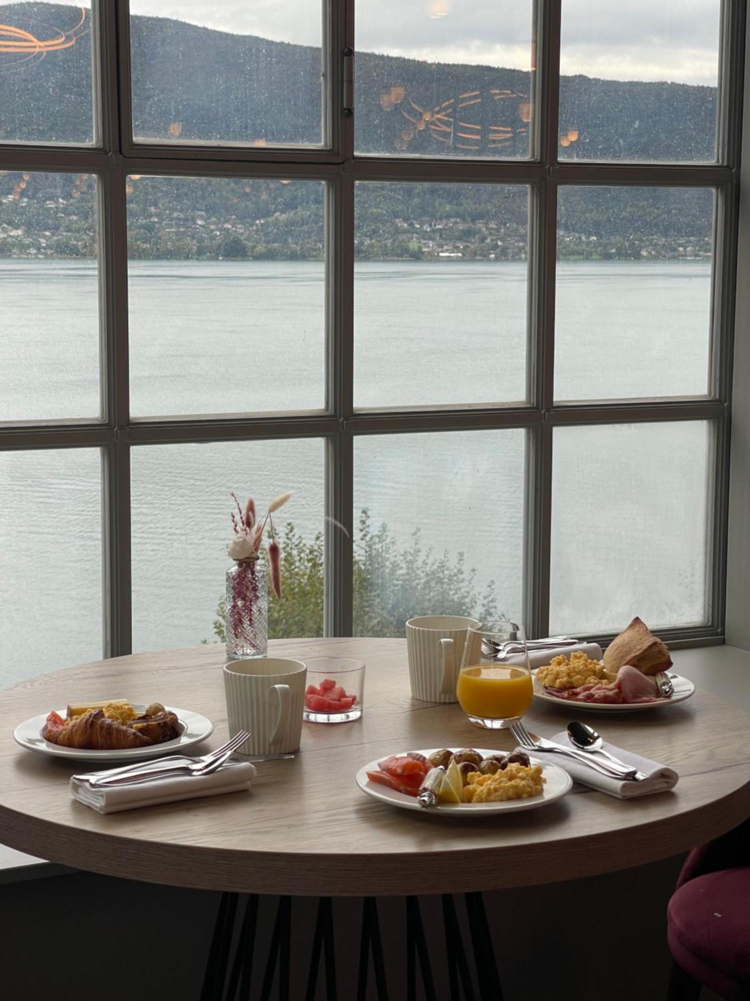 ホテル ル パラス ド モントン マントン・サン・ベルナール エクステリア 写真 A breakfast table