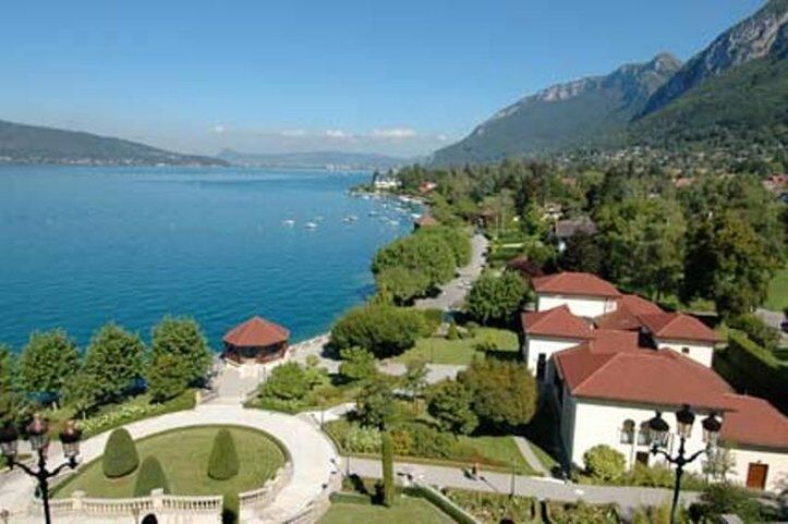 ホテル ル パラス ド モントン マントン・サン・ベルナール エクステリア 写真 The lake of Annecy