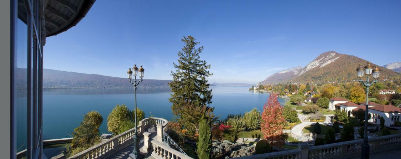 ホテル ル パラス ド モントン マントン・サン・ベルナール エクステリア 写真 View of the lake from the town