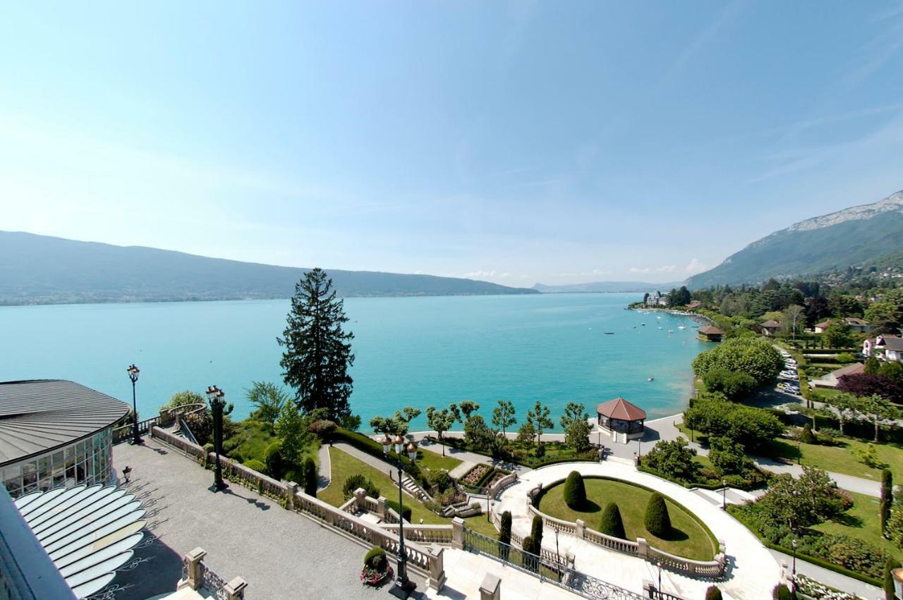 ホテル ル パラス ド モントン マントン・サン・ベルナール エクステリア 写真 View of the lake from the town