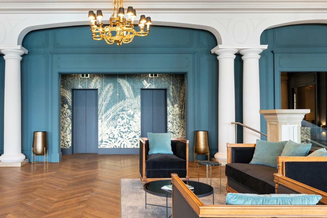 ホテル ル パラス ド モントン マントン・サン・ベルナール エクステリア 写真 The lobby of the hotel